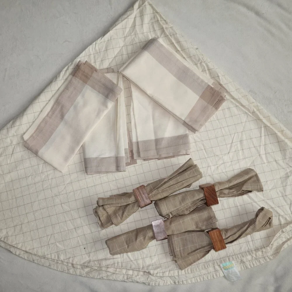 Martha Stewart Round Tablecloth + 8 Cloth Napkins + 4 Wooden Napkin Holders